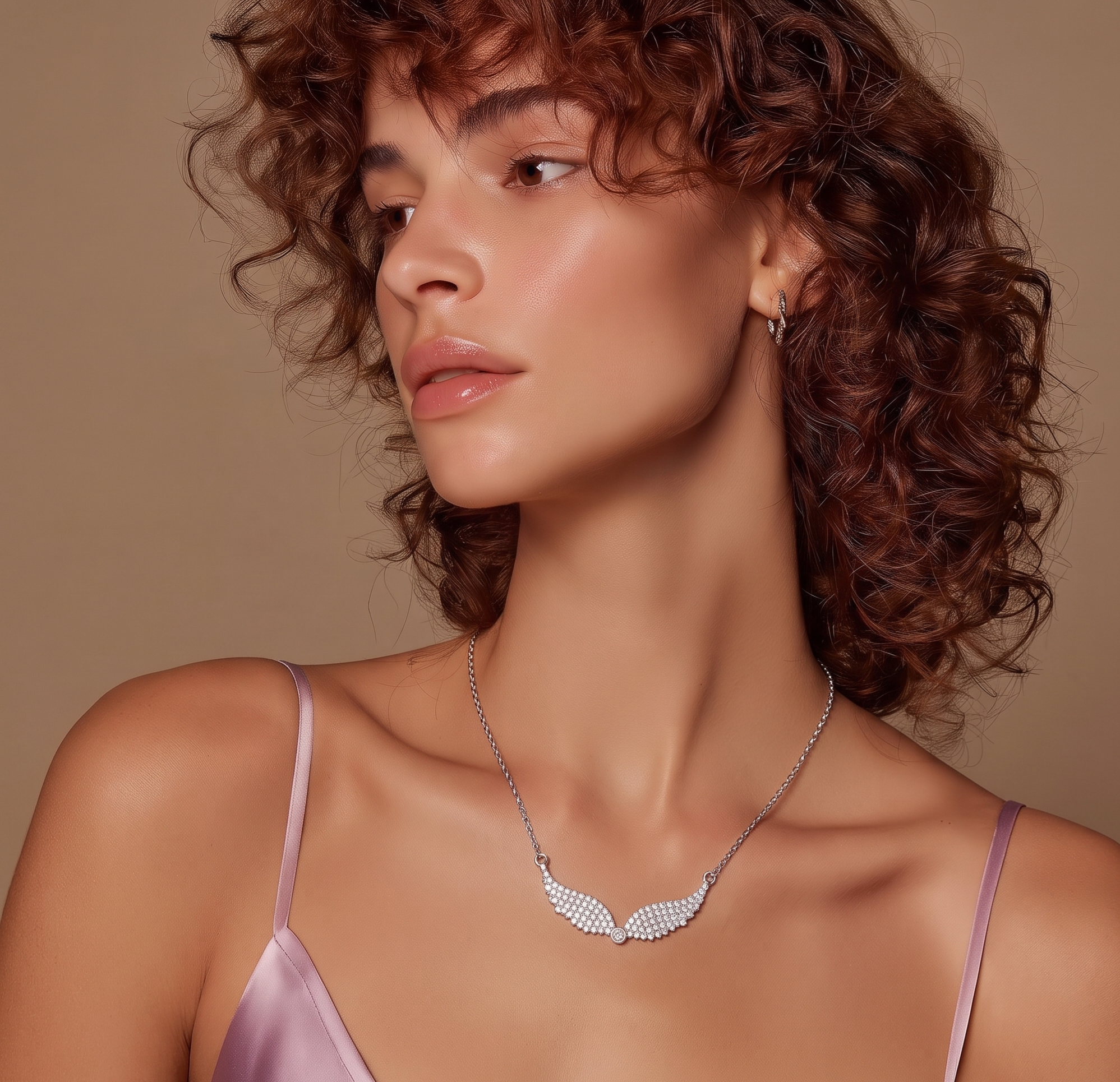 Ανακαλύψτε το Angelic Wings, ένα κομψό κολιέ με φτερά και λευκά ζιργκόν από ανοξείδωτο ατσάλι. Διαθέσιμο σε χρυσό και ασημί στο elysianglow.gr