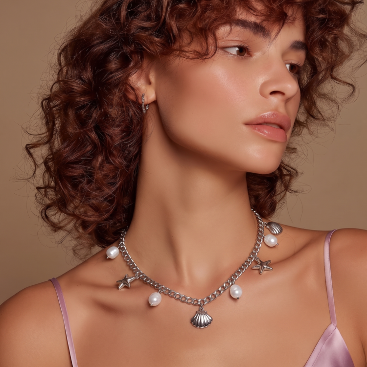 Ocean Charm Pearl από ανοξείδωτο ατσάλι σε ασημί χρώμα με κοχύλια, αστερίες και πέρλες. Το ιδανικό καλοκαιρινό κολιέ για κάθε εμφάνιση.