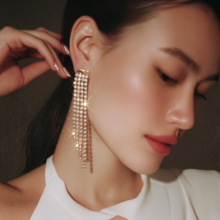 Crystal Cascade Earrings με λαμπερά στρας σε σχέδιο καταρράκτη. Κομψά κρεμαστά σκουλαρίκια για γάμο, και κάθε επίσημη περίσταση.Διαθεσιμα στο elysianglow.gr