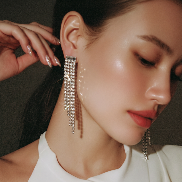 Crystal Cascade Earrings με λαμπερά στρας σε σχέδιο καταρράκτη. Κομψά κρεμαστά σκουλαρίκια για γάμο, και κάθε επίσημη περίσταση.Διαθεσιμα στο elysianglow.gr