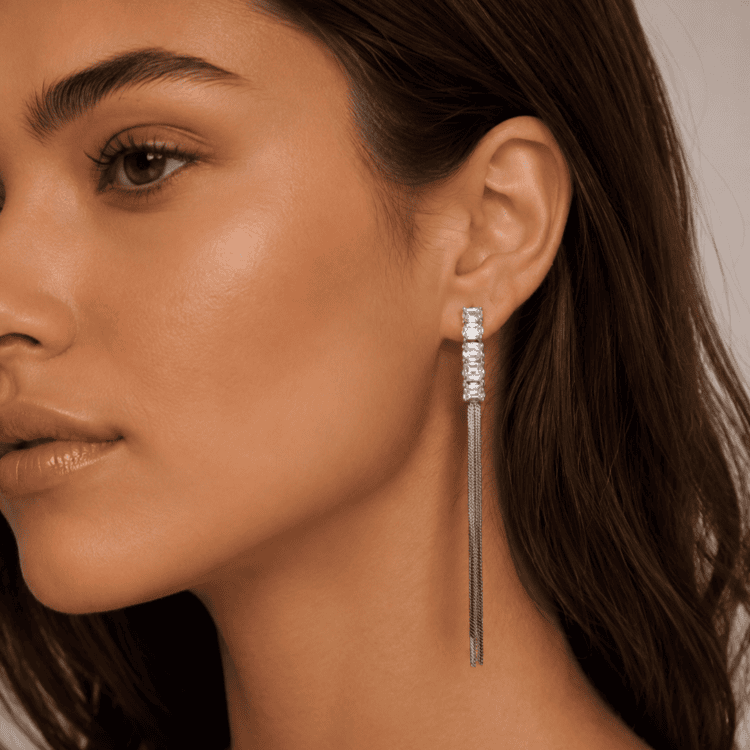 Crystal Fringe Earrings από ανοξείδωτο ατσάλι με λευκά ζιργκόν και κομψές κρεμαστές αλυσίδες. Χρυσά ή ασημί σκουλαρίκια που χαρίζουν λάμψη σε κάθε εμφάνιση