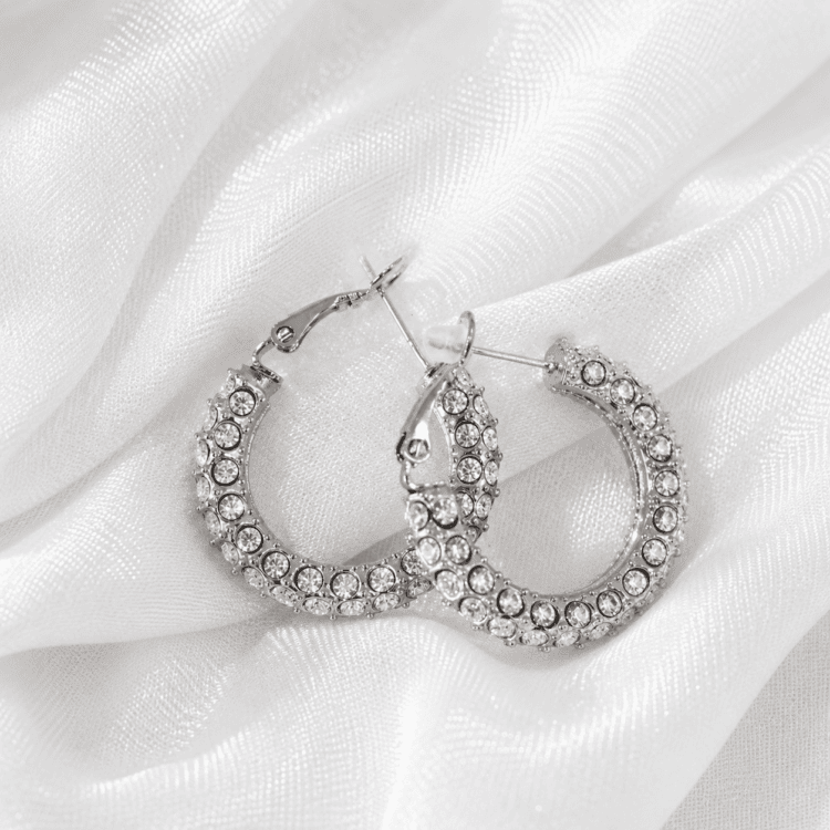 Κρίκοι Luna Luxe Crystal με λαμπερά ζιργκόν, διαθέσιμοι σε ασημί και χρυσή απόχρωση. Ένα διαχρονικό κόσμημα που χαρίζει κομψότητα και λάμψη σε κάθε εμφάνιση