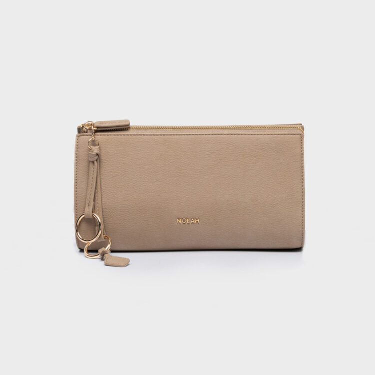 Ανακαλύψτε τη γυναικεία τσάντα Nolah Aura Beige. Κομψό design σε μπεζ απόχρωση με χρυσές λεπτομέρειες & δώρο charm. Έρχεται σε πολυτελή συσκευασία δώρου!