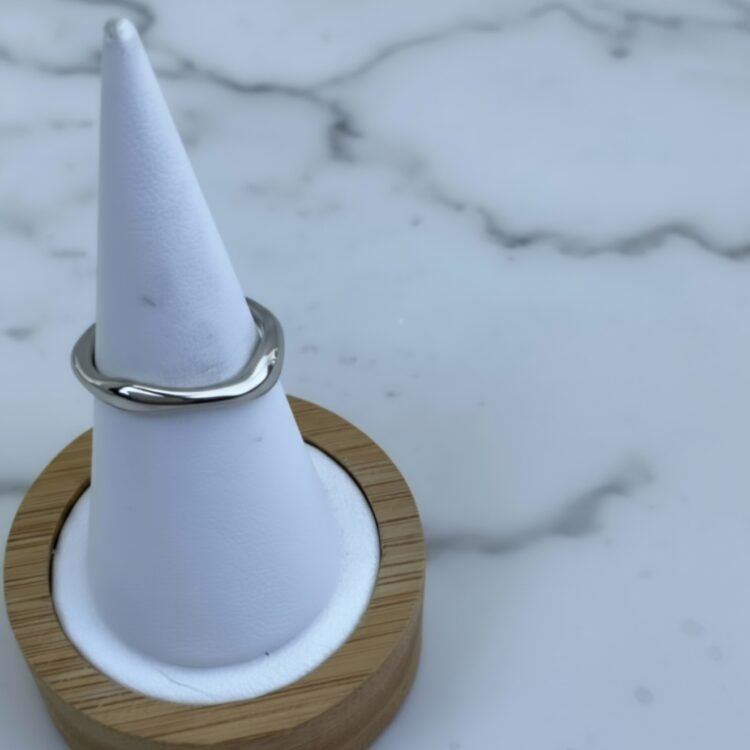 Ανακαλύψτε το Asymmetric Wave Ring από ανθεκτικό ανοξείδωτο ατσάλι σε χρυσό & ασημί. Minimal κυματιστό δαχτυλίδι, αδιάβροχο & υποαλλεργικό. Αγοράστε το τώρα