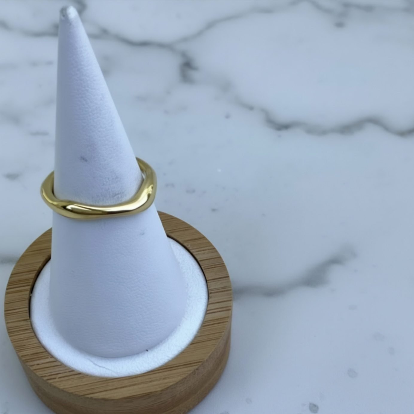 Ανακαλύψτε το Asymmetric Wave Ring από ανθεκτικό ανοξείδωτο ατσάλι σε χρυσό & ασημί. Minimal κυματιστό δαχτυλίδι, αδιάβροχο & υποαλλεργικό. Αγοράστε το τώρα