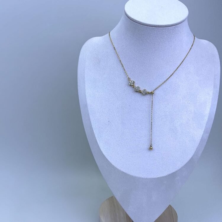 Crystal Bloom κολιέ με λαμπερά λουλούδια απο zircon και ρυθμιζόμενη μπροστινή αλυσίδα. Διαθέσιμο σε χρυσό & ασημί, για elegant και ξεχωριστές εμφανίσεις