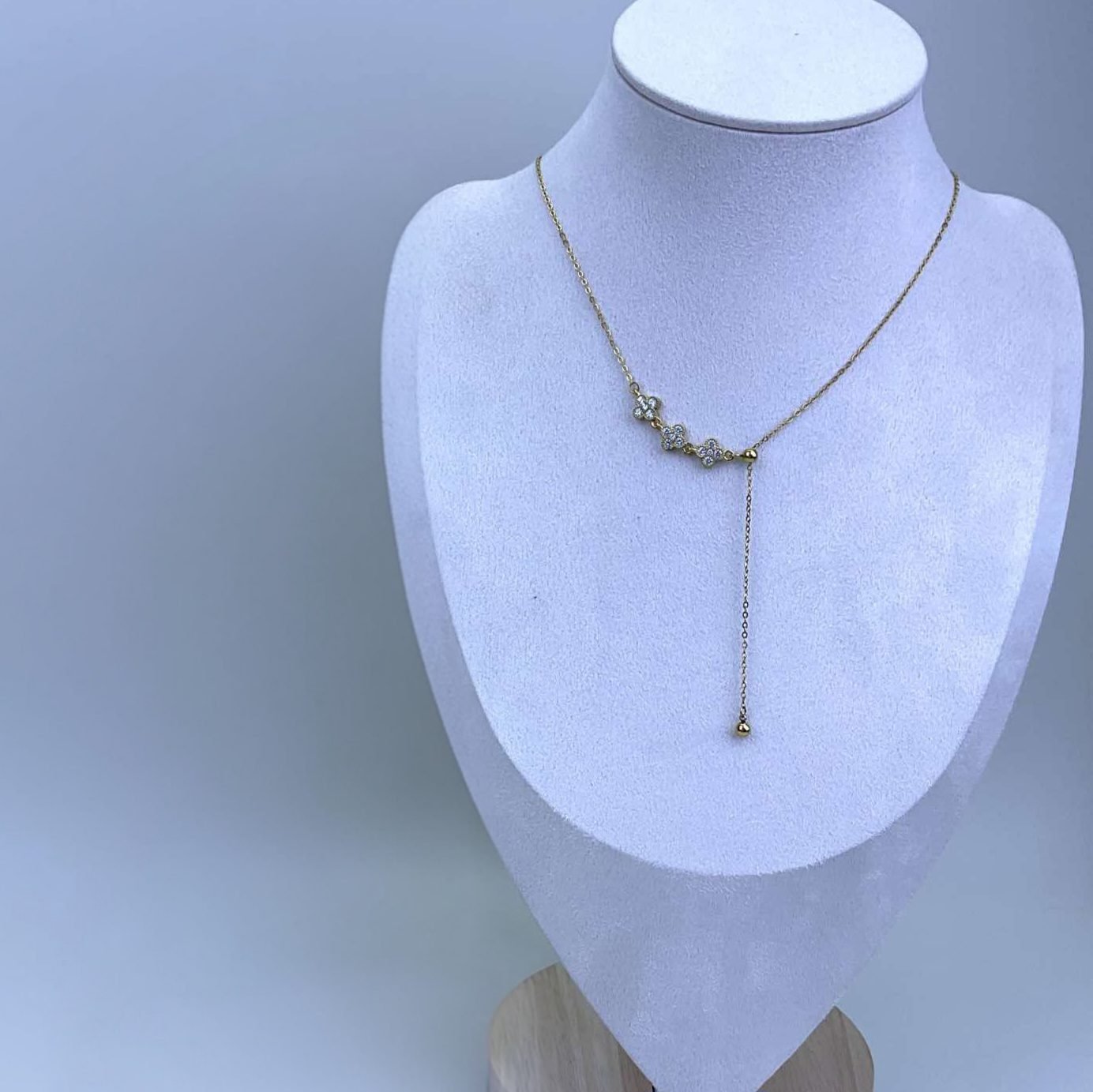 Crystal Bloom κολιέ με λαμπερά λουλούδια απο zircon και ρυθμιζόμενη μπροστινή αλυσίδα. Διαθέσιμο σε χρυσό & ασημί, για elegant και ξεχωριστές εμφανίσεις