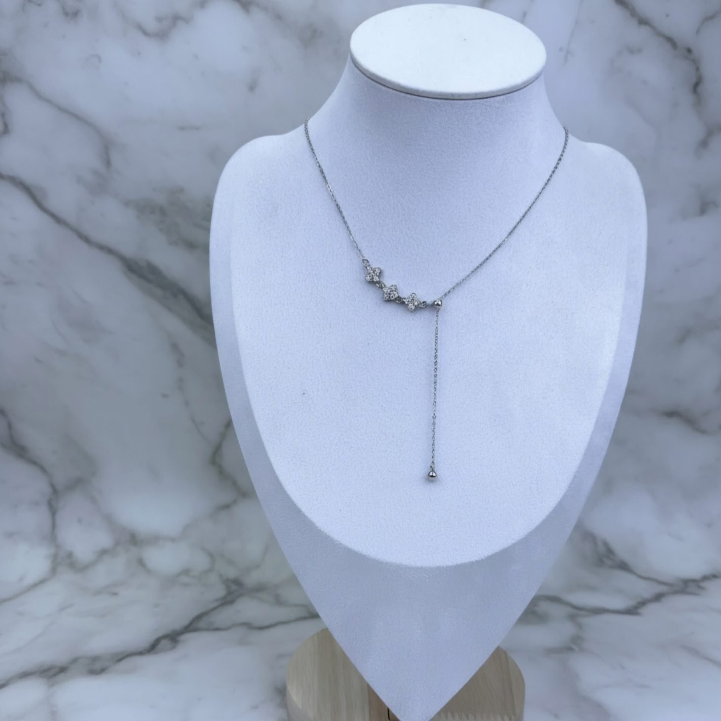 Crystal Bloom κολιέ με λαμπερά λουλούδια απο zircon και ρυθμιζόμενη μπροστινή αλυσίδα. Διαθέσιμο σε χρυσό & ασημί, για elegant και ξεχωριστές εμφανίσεις