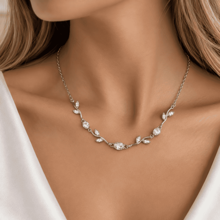 Κολιέ Crystal Vine από υποαλλεργικό ανοξείδωτο ατσάλι με λαμπερά ζιργκόν σε φυλλώδες σχέδιο. Δεν μαυρίζει και διατίθεται σε χρυσό και ασημί.