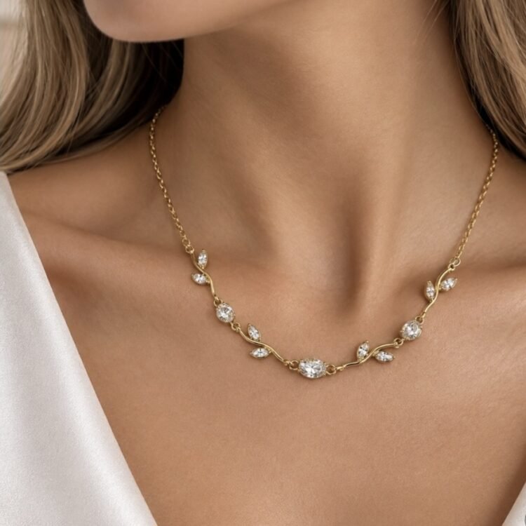 Κολιέ Crystal Vine από υποαλλεργικό ανοξείδωτο ατσάλι με λαμπερά ζιργκόν σε φυλλώδες σχέδιο. Δεν μαυρίζει και διατίθεται σε χρυσό και ασημί.