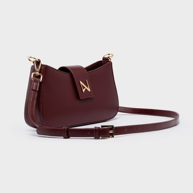 Τσάντα Belina Burgundy Nolah σε εντυπωσιακή burgundy απόχρωση. Κομψή και μοντέρνα, ιδανική για να αναβαθμίσει κάθε καθημερινή ή βραδινή εμφάνιση