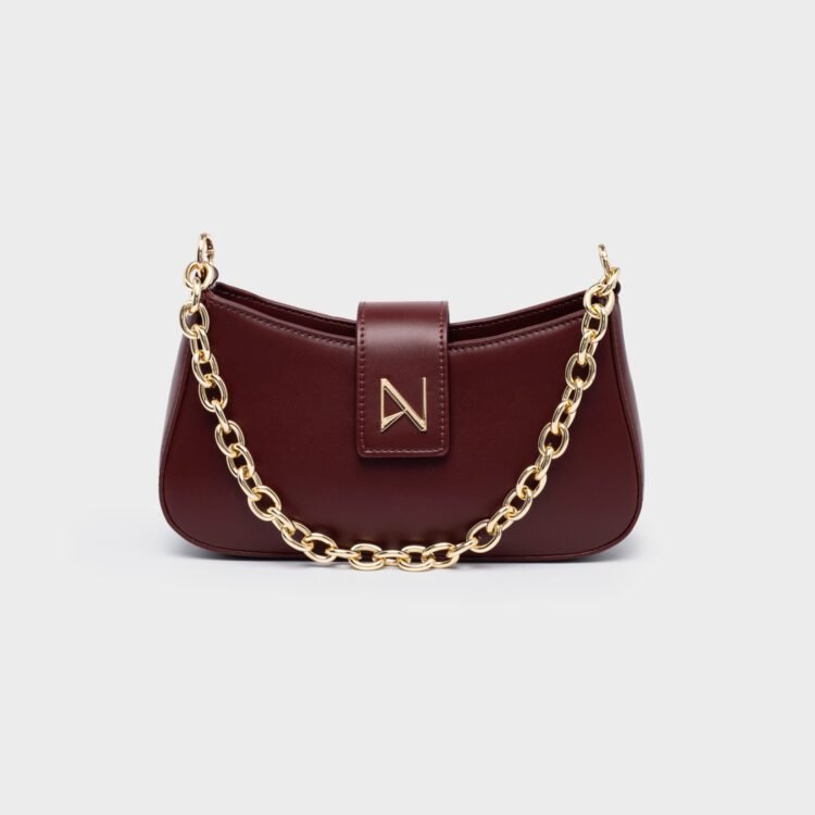 Τσάντα Belina Burgundy Nolah σε εντυπωσιακή burgundy απόχρωση. Κομψή και μοντέρνα, ιδανική για να αναβαθμίσει κάθε καθημερινή ή βραδινή εμφάνιση