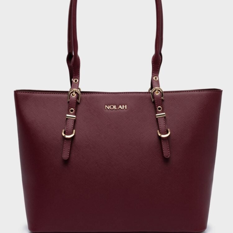 Αναβαθμίστε το στυλ σας με την τσάντα ώμου Nolah Freya Burgundy. Ιδανική για office & city looks, με μεγάλους χώρους και κορυφαία αισθητική.