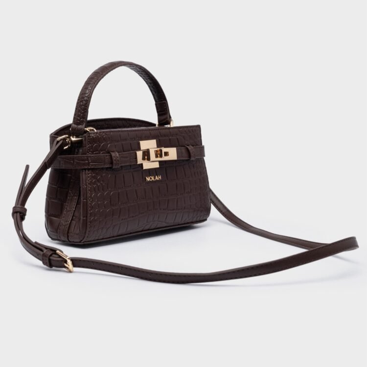 Αγοράστε online τη γυναικεία τσάντα Nolah Iliana Brown. Elegant σχεδιασμός σε σοκολατί καφέ χρώμα, με χρυσές λεπτομέρειες και εσωτερική θήκη. Άμεση αποστολή