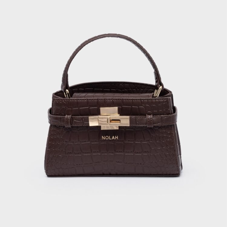 Αγοράστε online τη γυναικεία τσάντα Nolah Iliana Brown. Elegant σχεδιασμός σε σοκολατί καφέ χρώμα, με χρυσές λεπτομέρειες και εσωτερική θήκη. Άμεση αποστολή