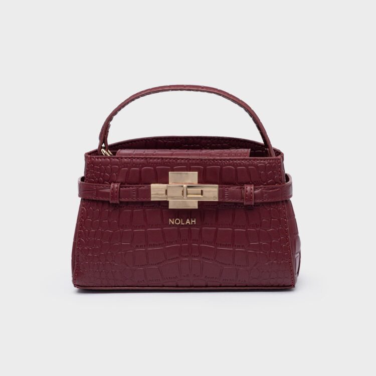 Ανακάλυψε την elegant τσάντα ώμου & χιαστί Iliana Burgundy από τη Nolah. Σε υπέροχο μπορντό χρώμα, με χρυσές λεπτομέρειες & premium συσκευασία δώρου