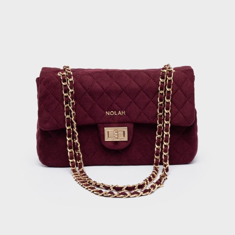 Ανακαλύψτε τη μπορντό γυναικεία τσάντα Nolah Kea Burgundy. Με elegant καπιτονέ σχέδιο, χρυσή ρυθμιζόμενη αλυσίδα και άνετους εσωτερικούς χώρους.