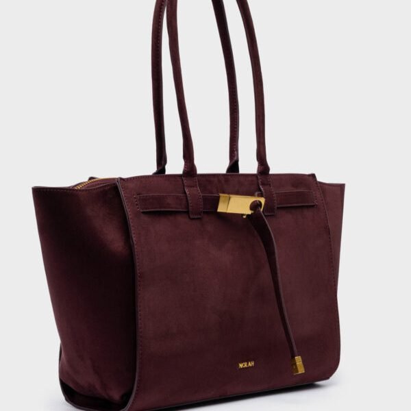 Αγοράστε online τη γυναικεία τσάντα Nolah Monique Burgundy. Premium σουέτ υφή σε υπέροχο μπορντό χρώμα, με εσωτερικές θήκες οργάνωσης και χρυσά στοιχεία
