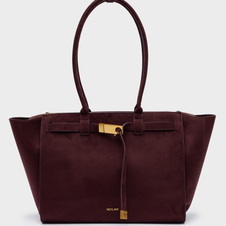 Αγοράστε online τη γυναικεία τσάντα Nolah Monique Burgundy. Premium σουέτ υφή σε υπέροχο μπορντό χρώμα, με εσωτερικές θήκες οργάνωσης και χρυσά στοιχεία