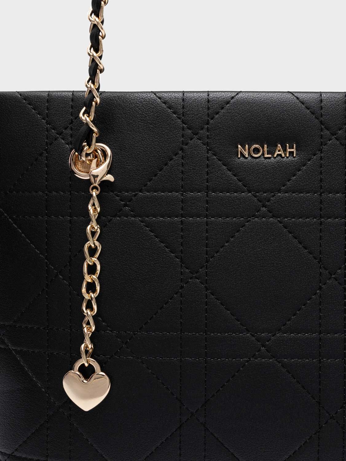 Ανακάλυψε τη Nolah Persefoni Black. Κομψή μαύρη τσάντα ώμου με καπιτονέ σχέδιο, χρυσές λεπτομέρειες & δώρο charm. Διαθέσιμη στο elysianglow.gr