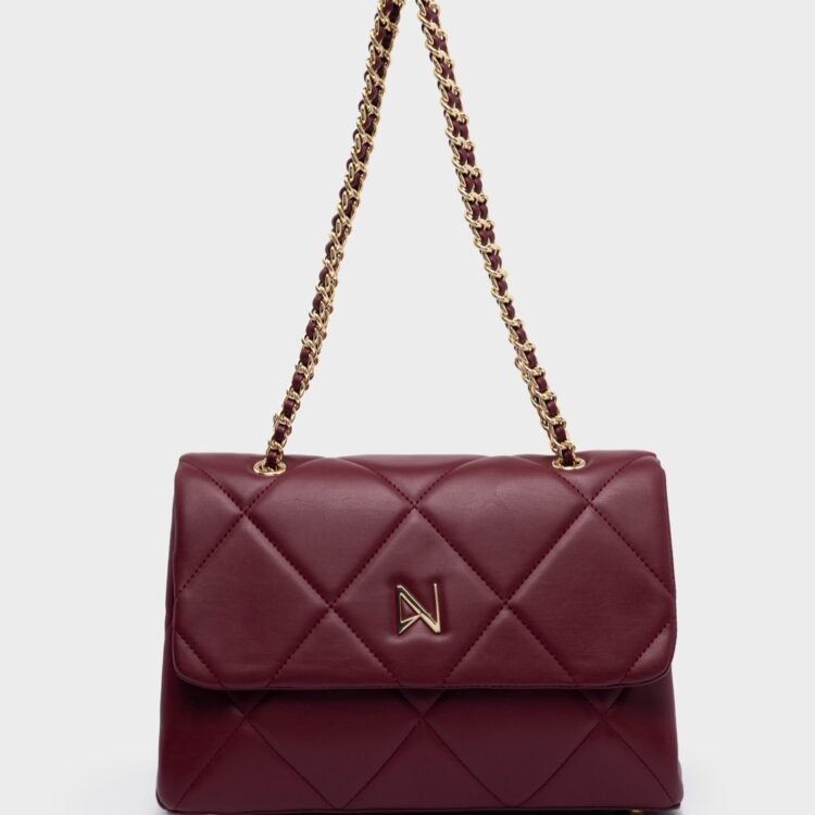 Μπορντό τσάντα ώμου & χιαστί Nolah Vera Burgundy. Διαθέτει δύο εσωτερικούς χώρους, τρεις βοηθητικές θήκες και premium λεπτομέρειες. Δείτε τη στο e-shop μας!
