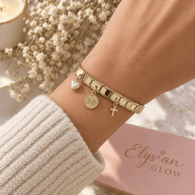 Ελαστικό βραχιόλι από ανοξείδωτο ατσάλι με charms, μαργαριταρένια λεπτομέρεια και σταυρό. Υποαλλεργικό, ανθεκτικό και δεν μαυρίζει.