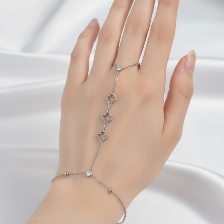 Clover Hand Chain σε χρυσό & ασημί, ένα εντυπωσιακό κόσμημα που συνδυάζει δαχτυλίδι και βραχιόλι με elegant clover λεπτομέρειες.