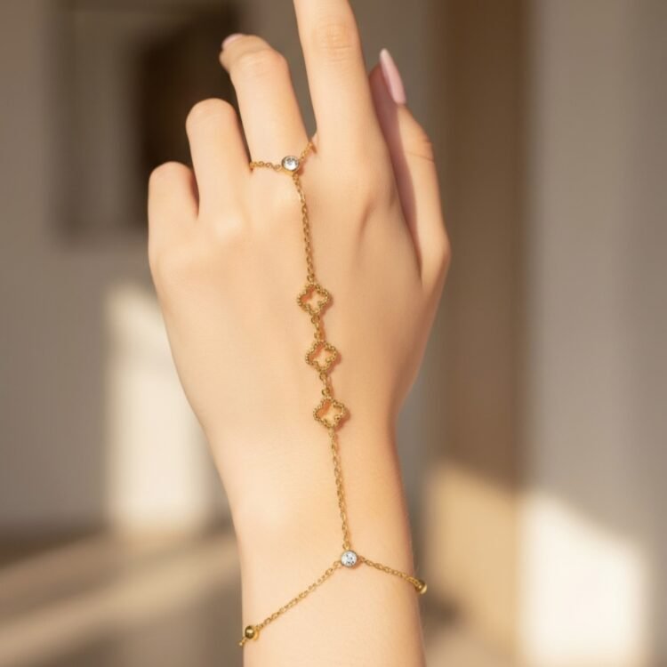 Clover Hand Chain σε χρυσό & ασημί, ένα εντυπωσιακό κόσμημα που συνδυάζει δαχτυλίδι και βραχιόλι με elegant clover λεπτομέρειες.