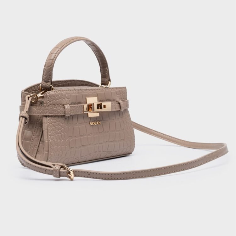 Ανακάλυψε την elegant τσάντα Iliana Taupe από τη Nolah. Σε γήινο taupe/ ταμπά , με croco υφή, χρυσές λεπτομέρειες & premium συσκευασία δώρου