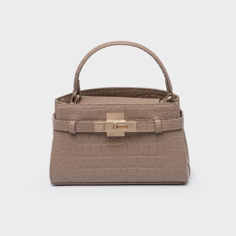 Ανακάλυψε την elegant τσάντα Iliana Taupe από τη Nolah. Σε γήινο taupe/ ταμπά , με croco υφή, χρυσές λεπτομέρειες & premium συσκευασία δώρου