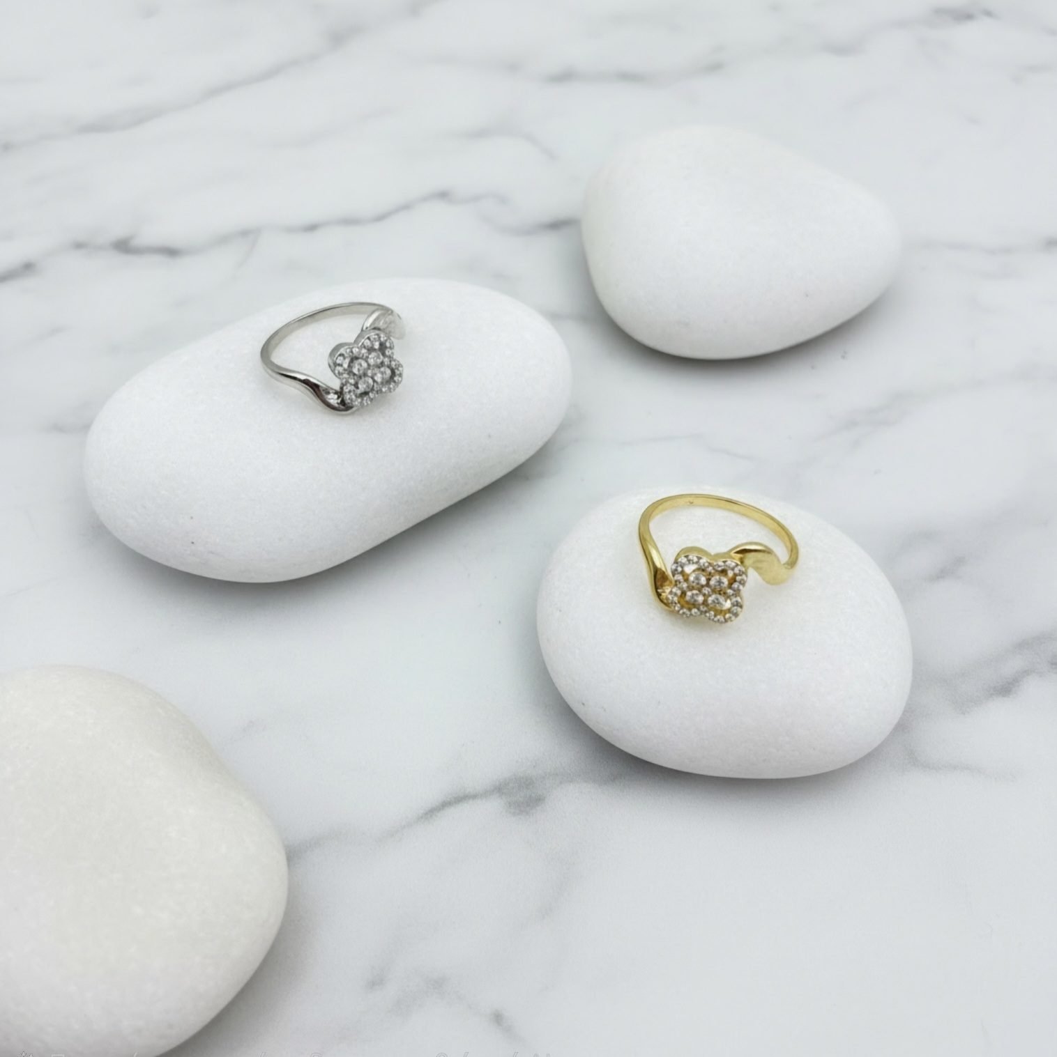 Flower Bloom Ring με κομψό σχέδιο λουλουδιού και λαμπερά ζιργκόν, διαθέσιμο σε χρυσό και ασημί. Ένα elegant δαχτυλίδι για κάθε εμφάνιση.
