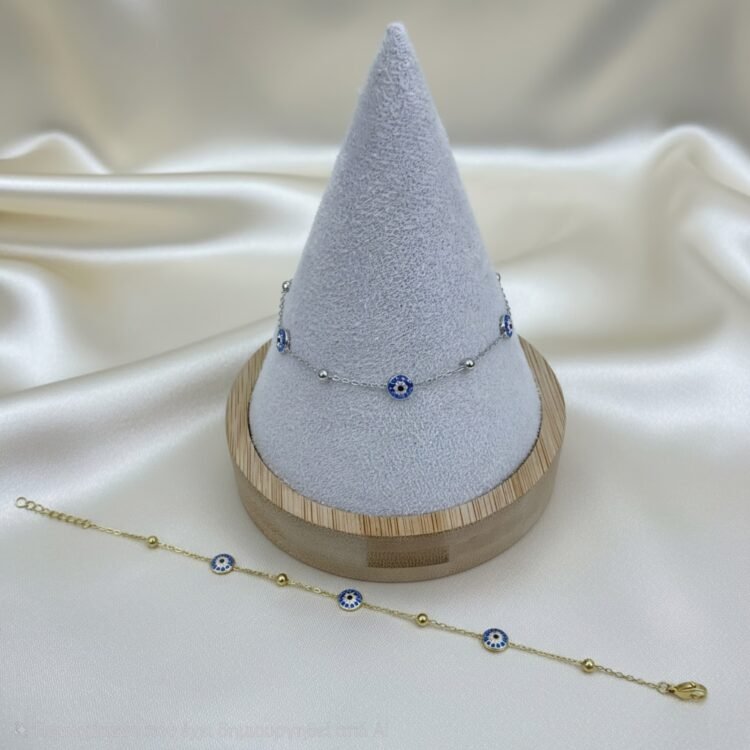 Ανακάλυψε το Evil Eye Glow Bracelet, ένα κομψό γυναικείο βραχιόλι με μπλε ματάκια και χρυσές-ασημί λεπτομέρειες, ιδανικό για καθημερινές εμφανίσεις και δώρο
