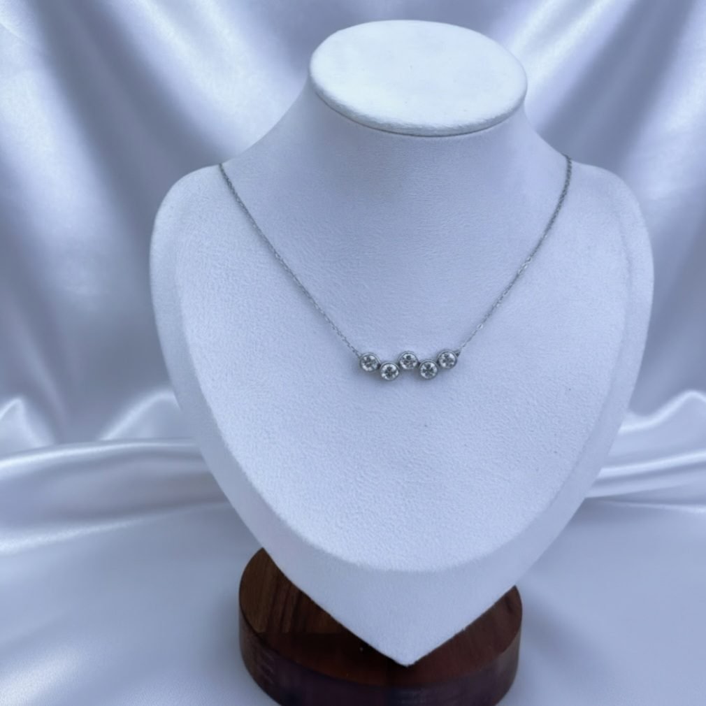 Ανακάλυψε το Celine Necklace, γυναικείο κολιέ από ανοξείδωτο ατσάλι με ζιργκόν. Διαθέσιμο σε χρυσό με μπλε ή λευκές πέτρες και σε ασημί στο Elysian GLOW.