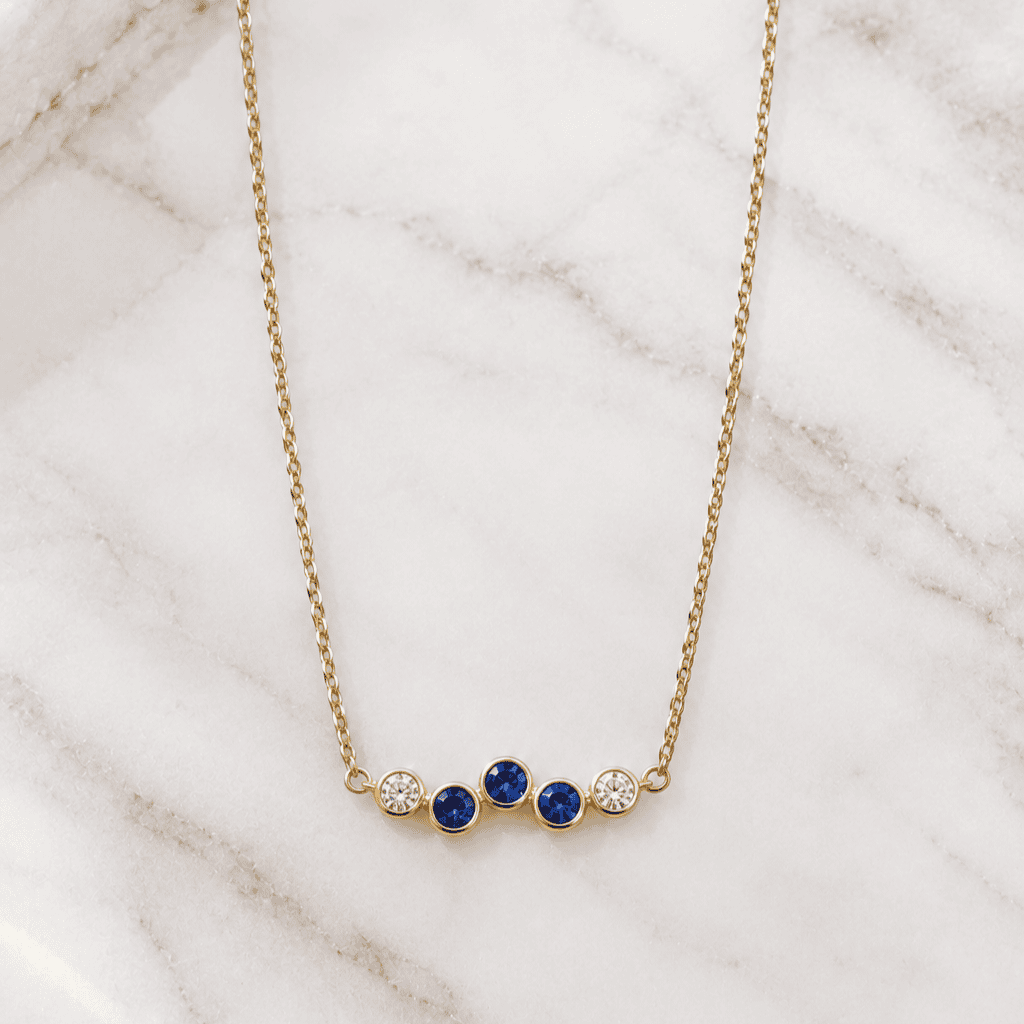 Ανακάλυψε το Celine Necklace, γυναικείο κολιέ από ανοξείδωτο ατσάλι με ζιργκόν. Διαθέσιμο σε χρυσό με μπλε ή λευκές πέτρες και σε ασημί στο Elysian GLOW.