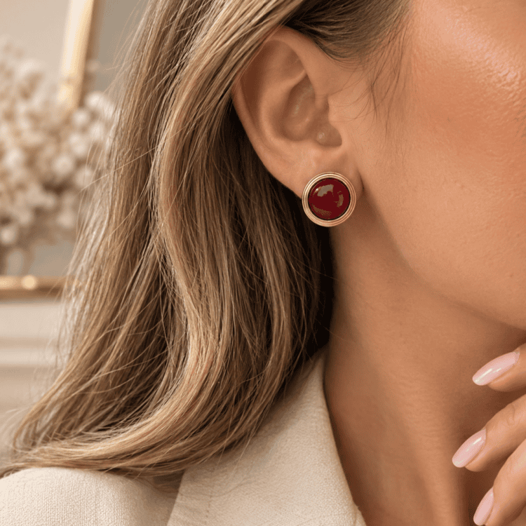Ruby Elegance σκουλαρίκια σε χρυσό με εντυπωσιακή μπορντό πέτρα. Κομψός, διαχρονικός σχεδιασμός για elegant εμφανίσεις κάθε στιγμή.