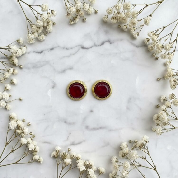 Ruby Elegance σκουλαρίκια σε χρυσό με εντυπωσιακή μπορντό πέτρα. Κομψός, διαχρονικός σχεδιασμός για elegant εμφανίσεις κάθε στιγμή.