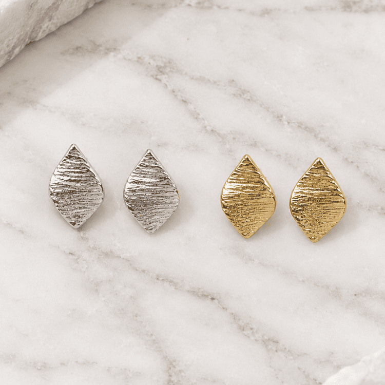 Ανακάλυψε τα Sorelle Earrings, μοντέρνα γυναικεία σκουλαρίκια με ανάγλυφη υφή και ιδιαίτερο σχεδιασμό σε χρυσή και ασημί απόχρωση. Βρες τα στο Elysian GLOW.