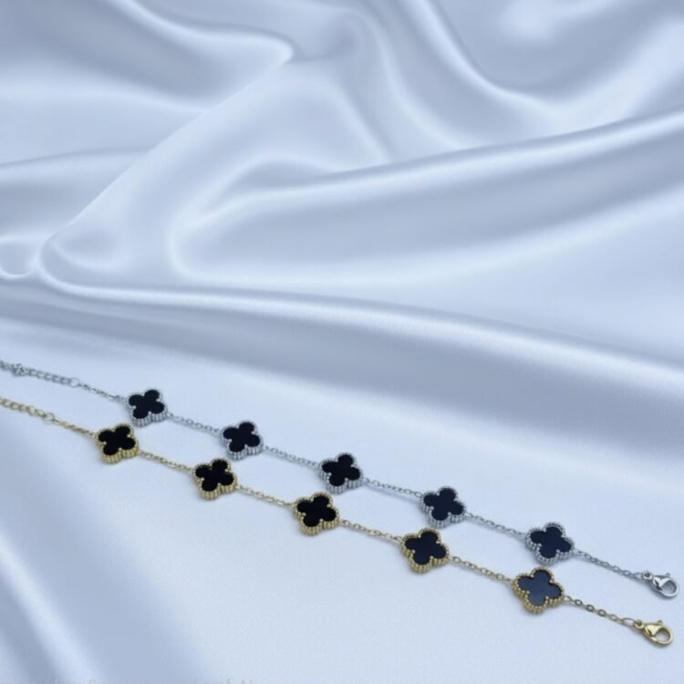 Ανακάλυψε το Onyx Bracelet, ένα κομψό γυναικείο βραχιόλι με μαύρα τριφύλλια, διαθέσιμο σε χρυσή και ασημί απόχρωση. Βρες το στο Elysian GLOW.